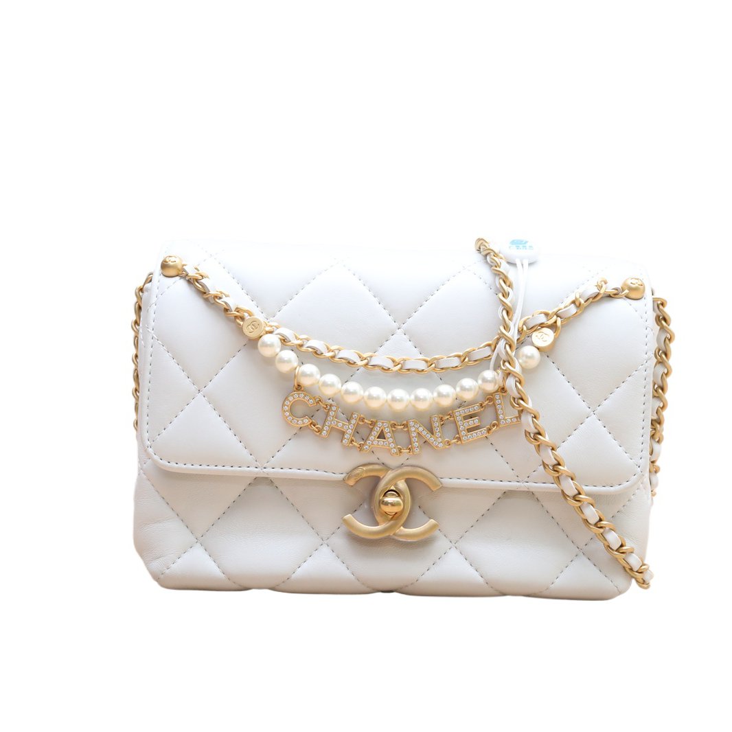 CHANEL Flap Bag in Leather