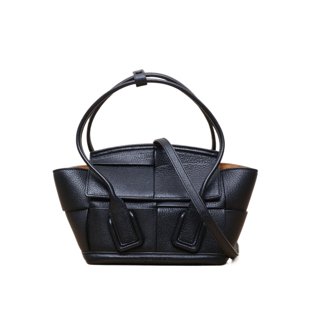BOTTEGA VENETA Arco mini 19 in Leather