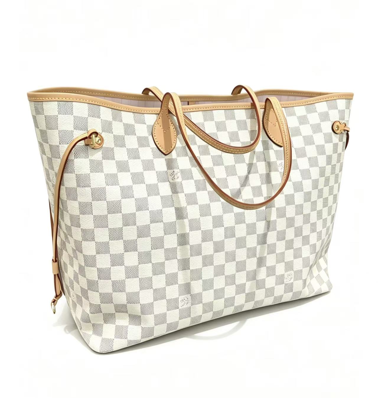 Close-up of excellent condition pre-owned luxury bag hardware.