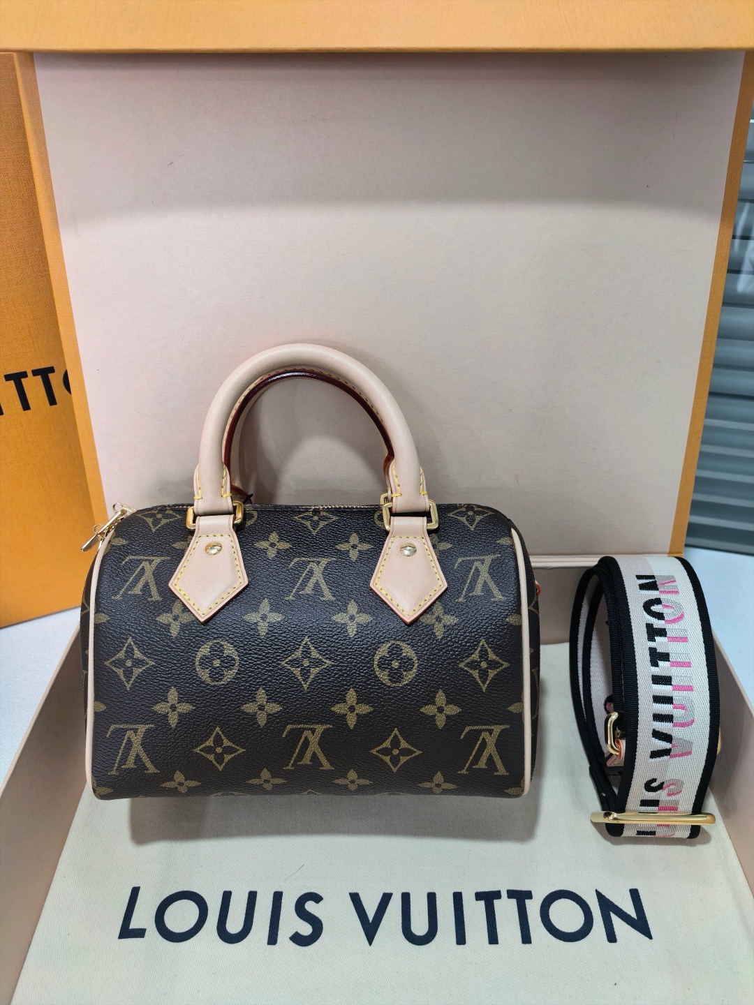 LOUIS VUITTON Speedy Bandoulière 20 Handbag