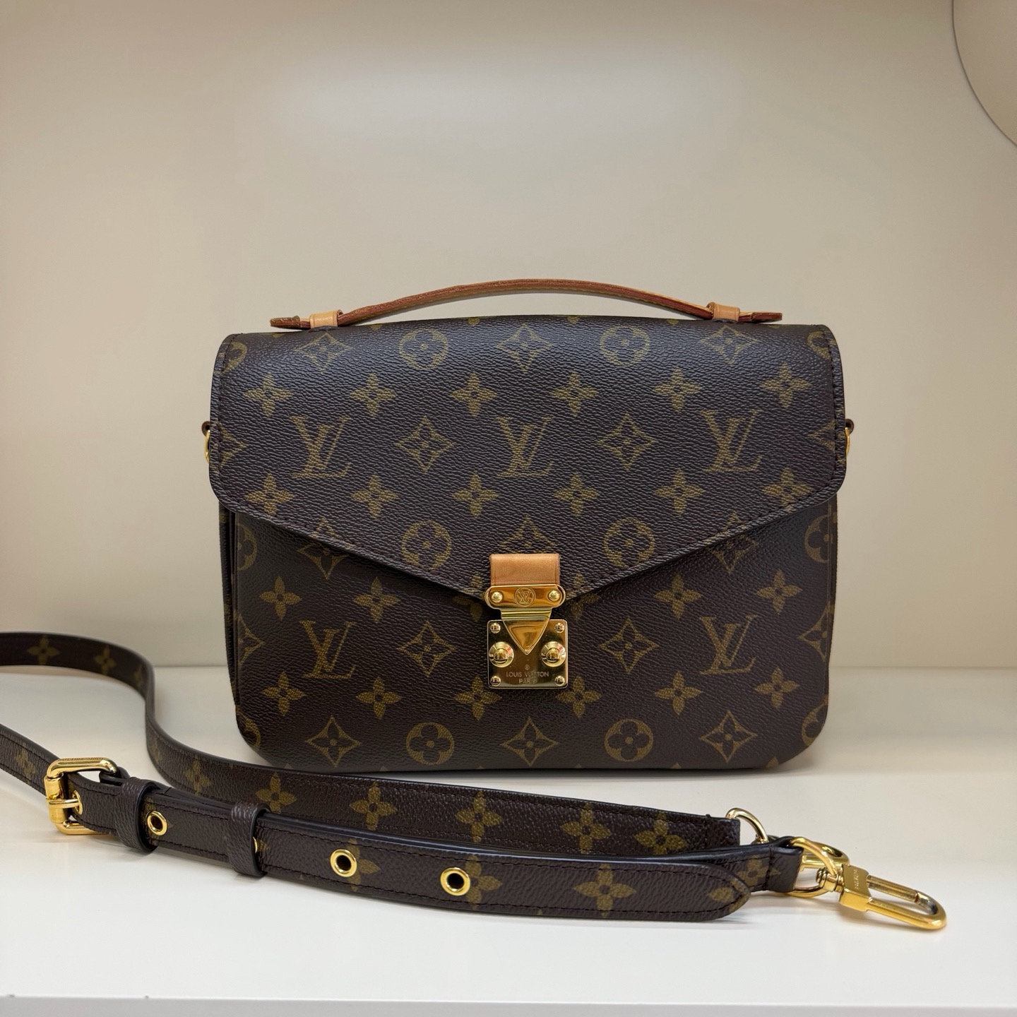 LOUIS VUITTON Pochette Metis Handbag
