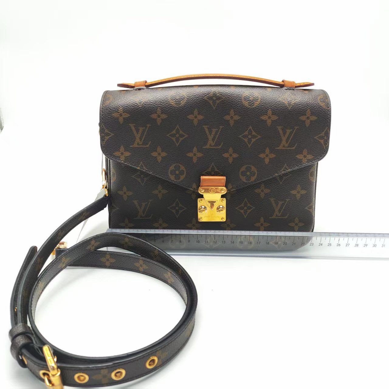 LOUIS VUITTON Pochette Metis Handbag
