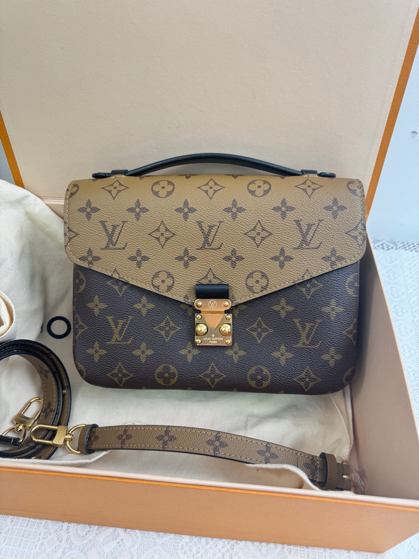 LOUIS VUITTON Pochette Metis Reverse Handbag