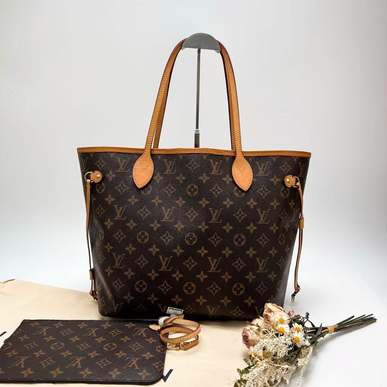 LOUIS VUITTON Neverfull MM Handbag