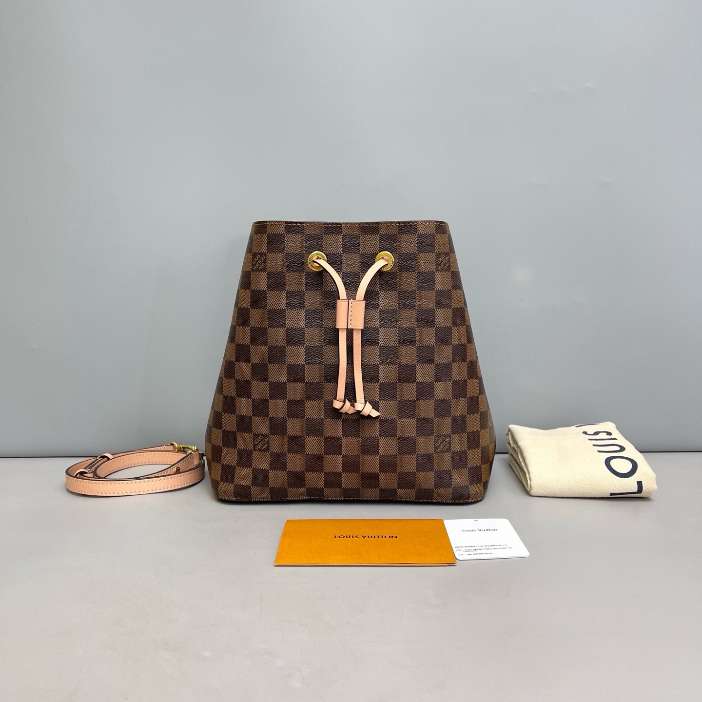LOUIS VUITTON NeoNoe MM Bucket Bag