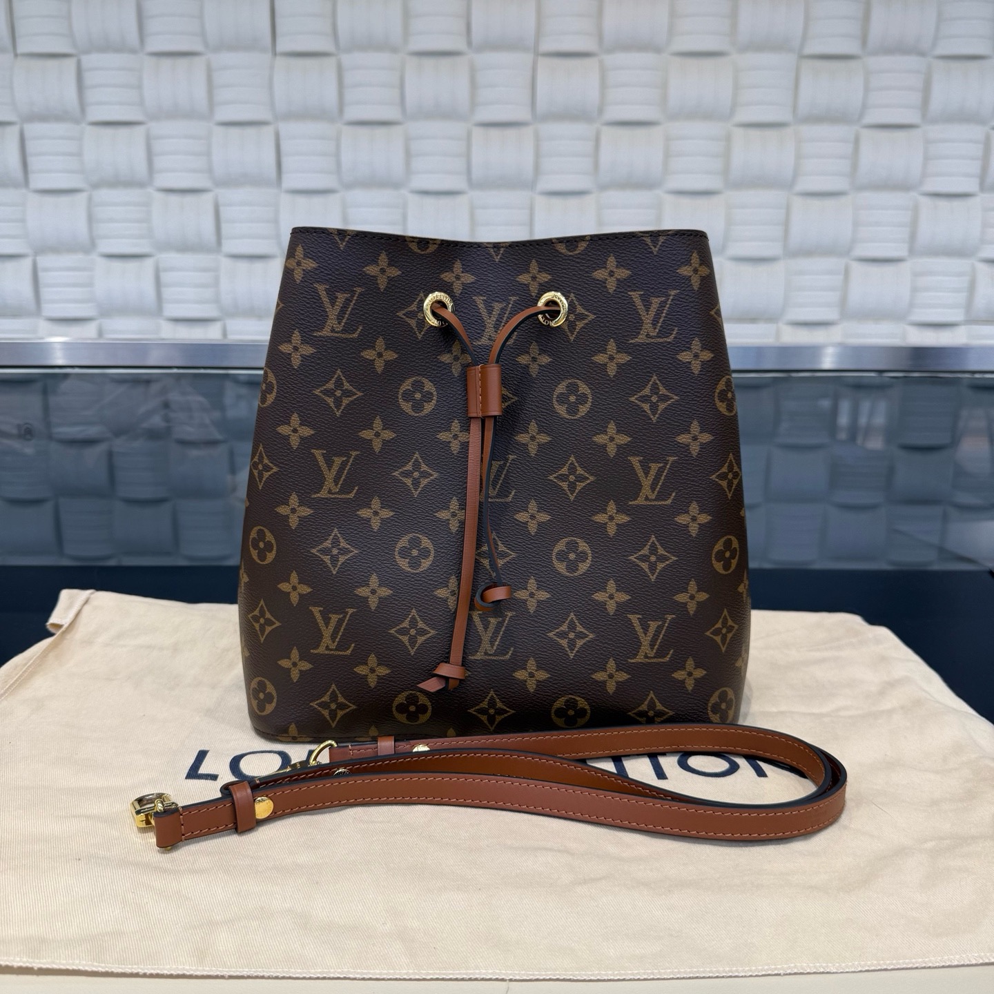 LOUIS VUITTON NeoNoe MM Bucket Bag