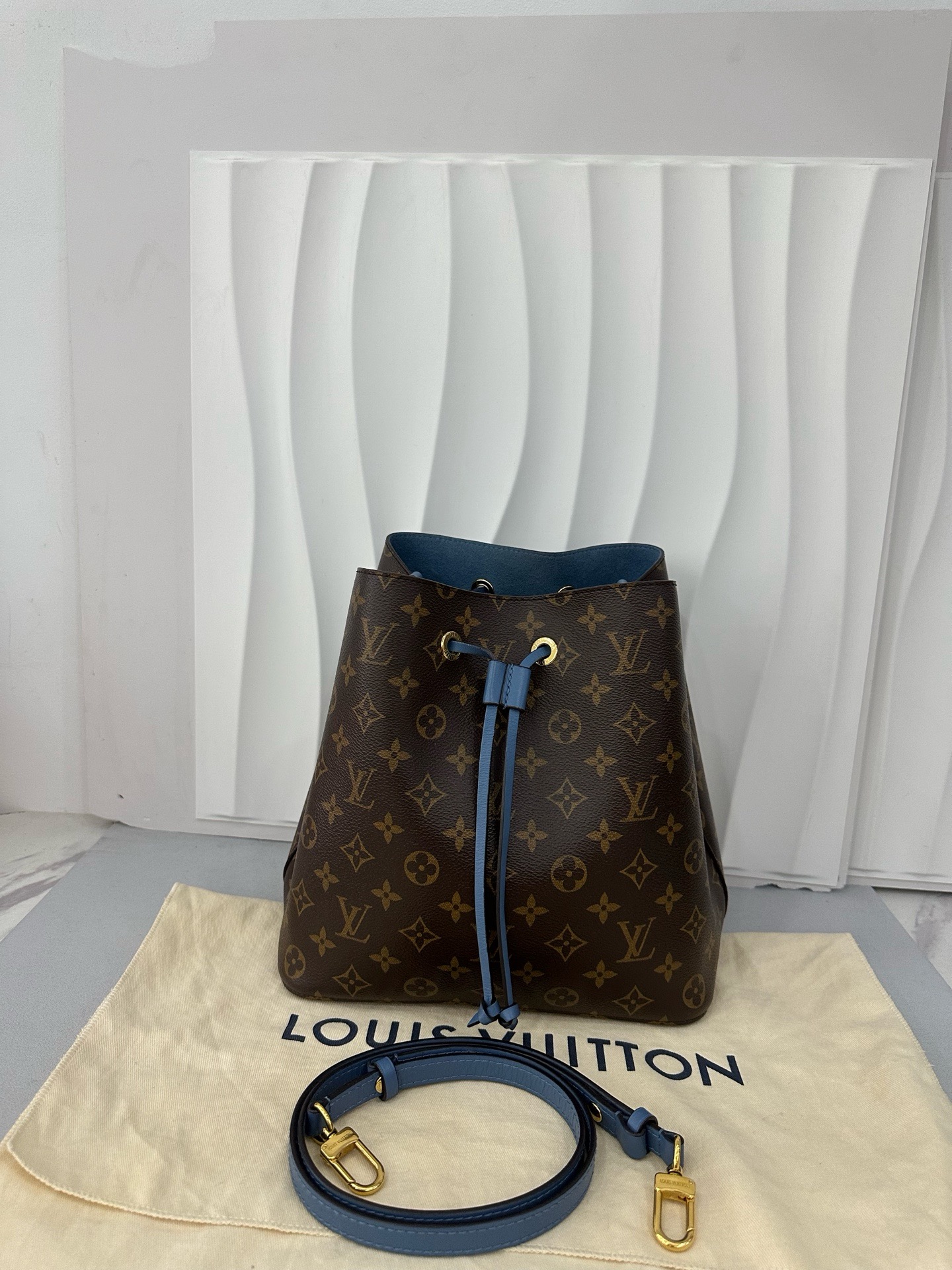 LOUIS VUITTON NeoNoe MM Bucket Bag